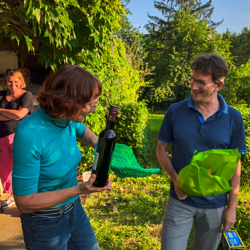 Heidrun und Matthias mit ihren Duo-Geschenken auf dem Sommerfest der Grünen Liste in Bad Schönborn