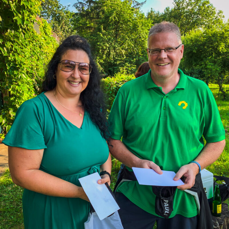 Anna und Torsten mit ihren Duo-Geschenken auf dem Sommerfest der Grünen Liste in Bad Schönborn