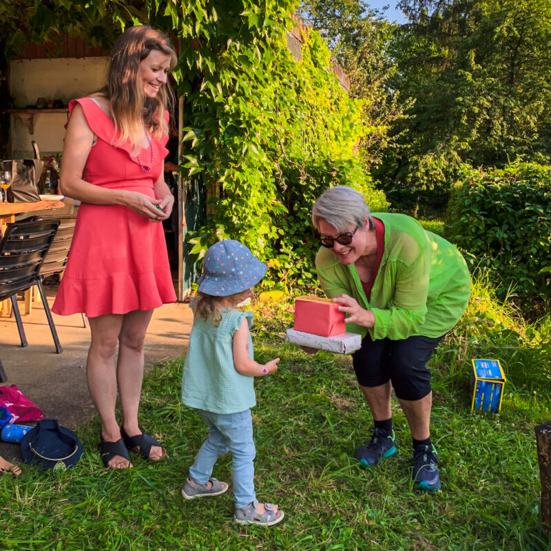 Anne und Silke mit ihren Duo-Geschenken auf dem Sommerfest der Grünen Liste in Bad Schönborn