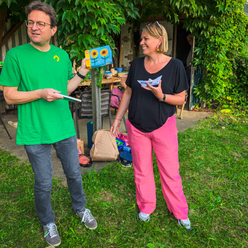 Felix und Carolin mit ihren Duo-Geschenken auf dem Sommerfest der Grünen Liste in Bad Schönborn