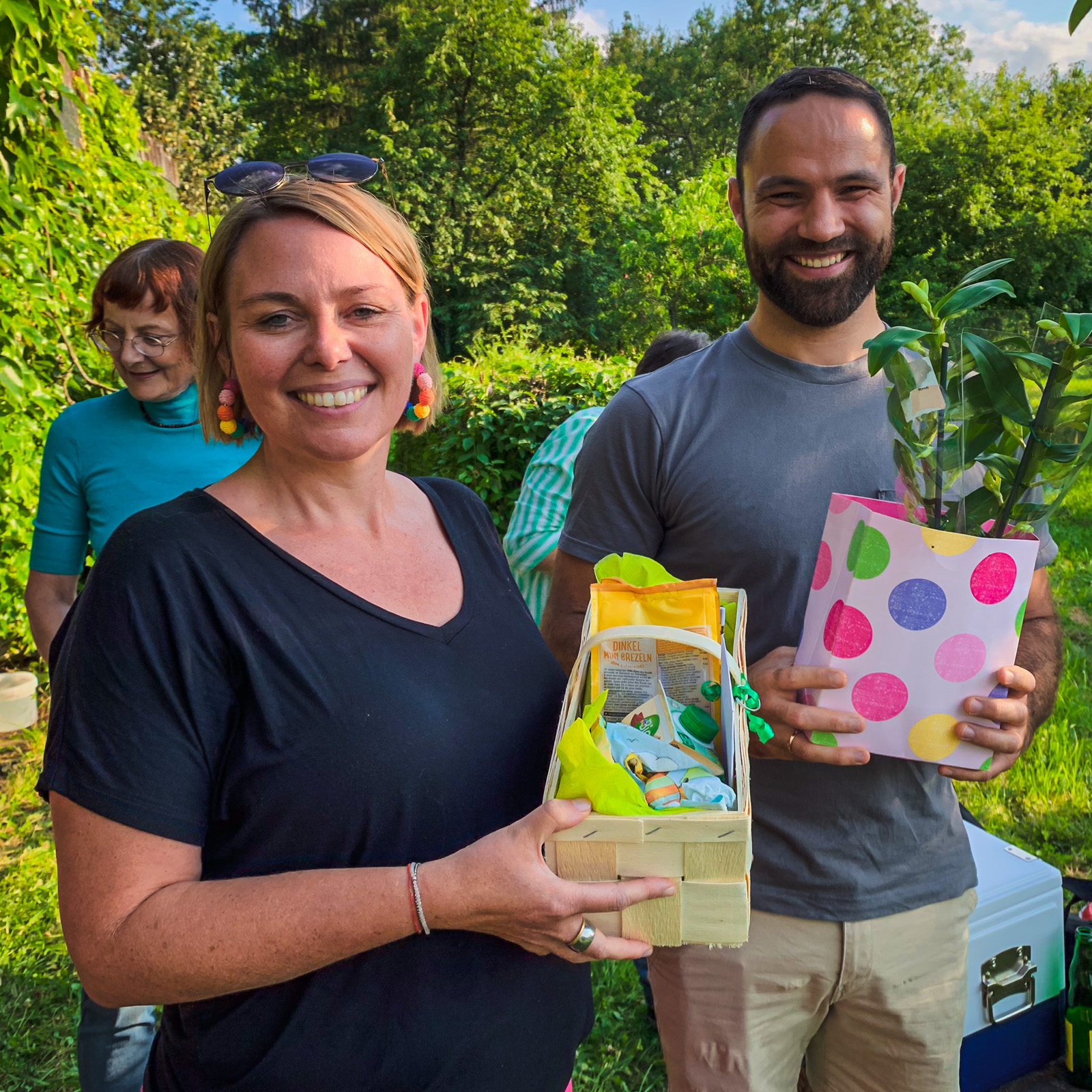 Birgit (Carolin stellvertretend) und Ansgar mit ihren Duo-Geschenken auf dem Sommerfest der Grünen Liste in Bad Schönborn